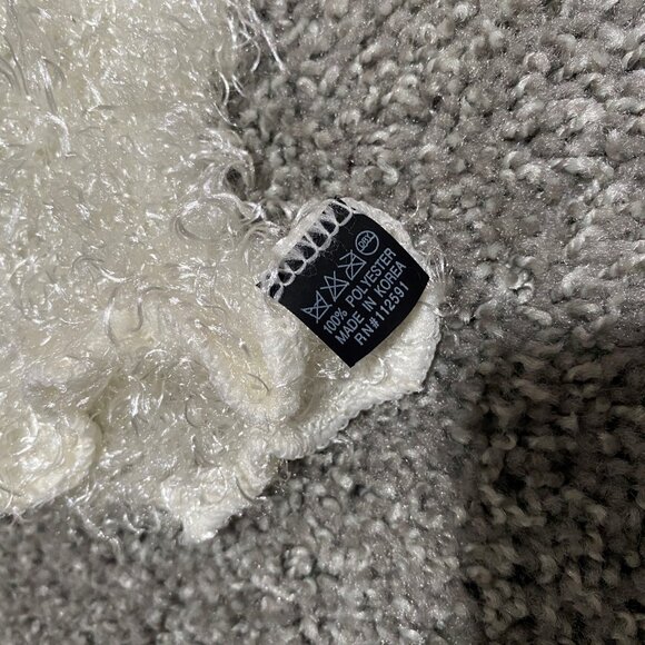 Fuzzy white-colored scarf. - Picture 2 of 3